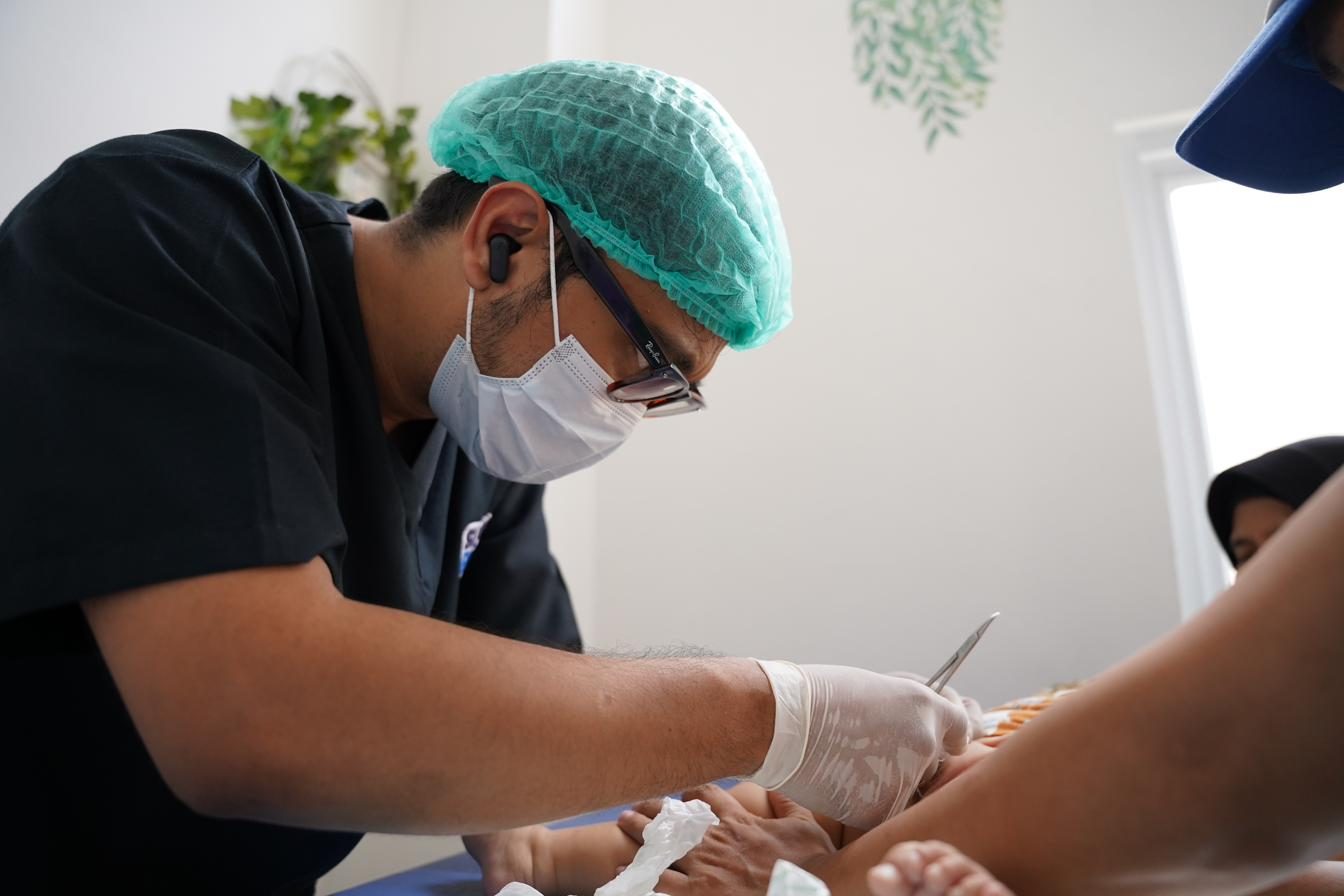 dr. Muhammad Iskandar menangani pasien dewasa di klinik SunatBoss