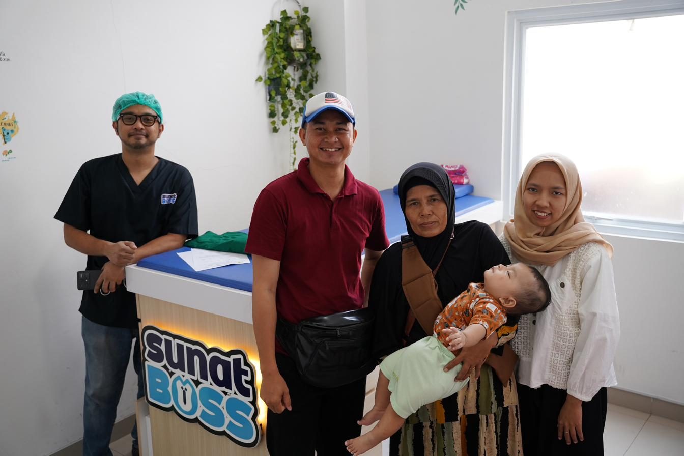 Keluarga pasien bersama tim SunatBoss setelah tindakan sunat