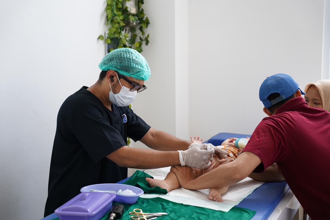 Tindakan sunat di klinik SunatBoss dengan pendampingan orang tua